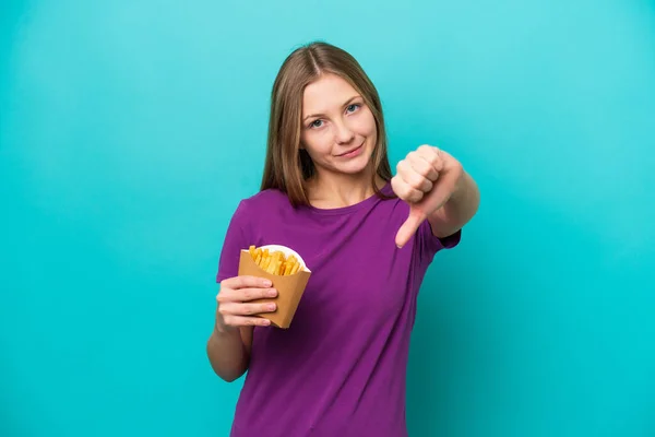 Jovem Mulher Russa Pegando Batatas Fritas Isoladas Fundo Azul Mostrando — Fotografia de Stock
