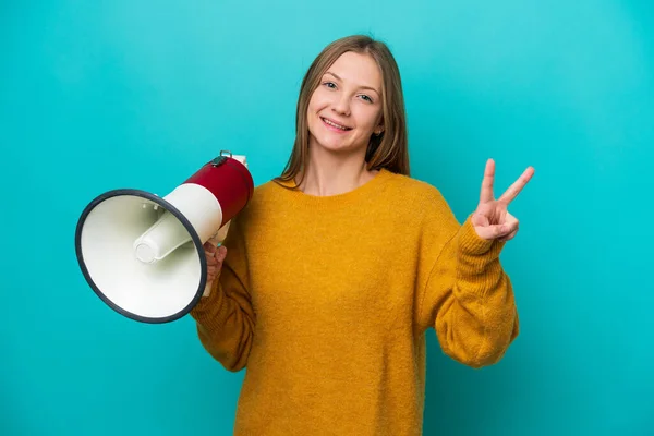 Mujer Rusa Joven Aislada Sobre Fondo Azul Sosteniendo Megáfono Sonriendo —  Fotos de Stock