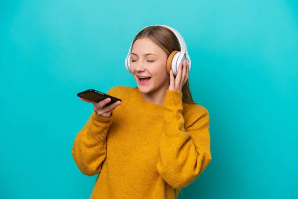 Mujer Rusa Joven Aislada Sobre Fondo Azul Escuchando Música Con —  Fotos de Stock