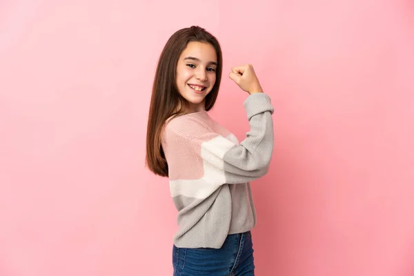 Klein Meisje Geïsoleerd Roze Achtergrond Doen Sterke Gebaar — Stockfoto