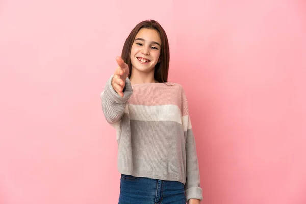 Menina Isolada Fundo Rosa Apertando Mãos Para Fechar Bom Negócio — Fotografia de Stock