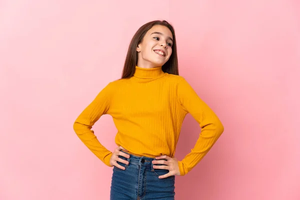 Klein Meisje Geïsoleerd Roze Achtergrond Poseren Met Armen Heup Glimlachen — Stockfoto