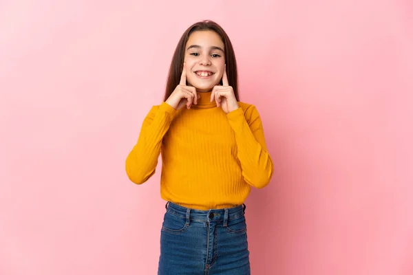 Klein Meisje Geïsoleerd Roze Achtergrond Glimlachen Met Een Gelukkig Aangenaam — Stockfoto