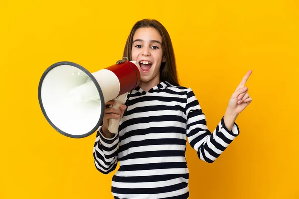 Niña Aislada Sobre Fondo Amarillo Gritando Través Megáfono Apuntando Hacia — Foto de Stock