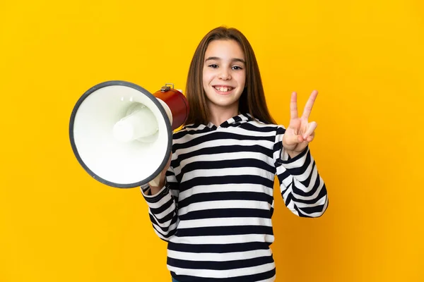 Niña Aislada Sobre Fondo Amarillo Sosteniendo Megáfono Sonriendo Mostrando Signo — Foto de Stock