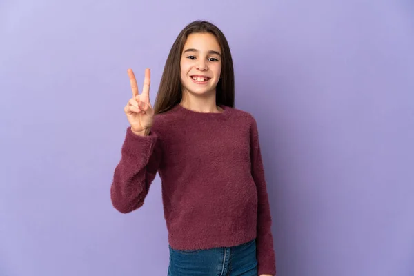 Menina Isolada Fundo Roxo Sorrindo Mostrando Sinal Vitória — Fotografia de Stock