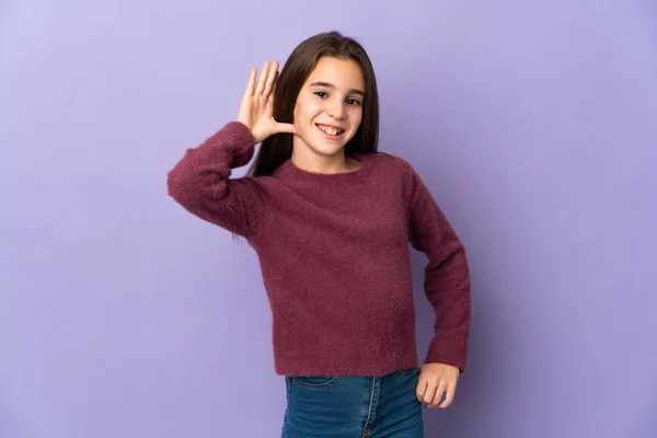 Bambina Isolata Sfondo Viola Ascoltando Qualcosa Mettendo Mano Sull Orecchio — Foto Stock