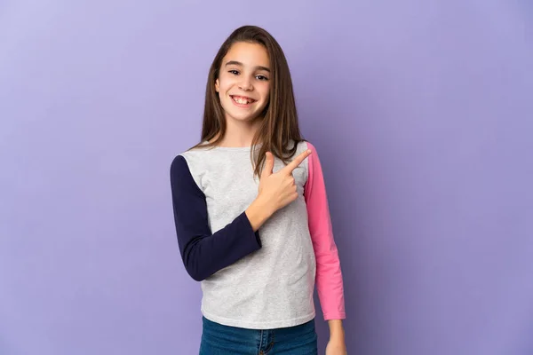 Menina Isolada Fundo Roxo Apontando Para Lado Para Apresentar Produto — Fotografia de Stock