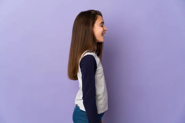 Маленька Дівчинка Ізольована Фіолетовому Фоні Сміючись Бічному Положенні — стокове фото