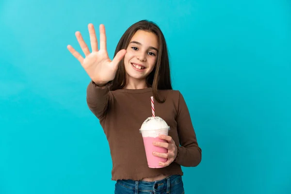 小さな女の子ともにイチゴミルクセーキ絶縁上の青バックカウント5とともに指 — ストック写真
