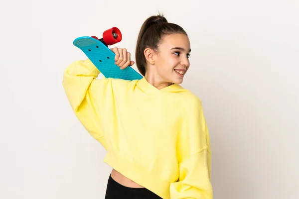 Menina Isolada Fundo Branco Com Skate Com Expressão Feliz — Fotografia de Stock