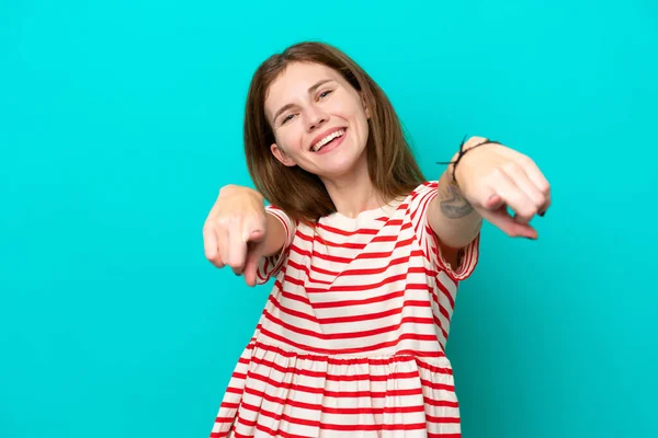 Νεαρή Αγγλίδα Γυναίκα Απομονωμένη Μπλε Φόντο Δείχνοντας Μπροστά Χαρούμενη Έκφραση — Φωτογραφία Αρχείου