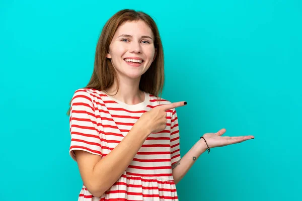 Young English Woman Isolated Blue Background Holding Copyspace Imaginary Palm — 图库照片