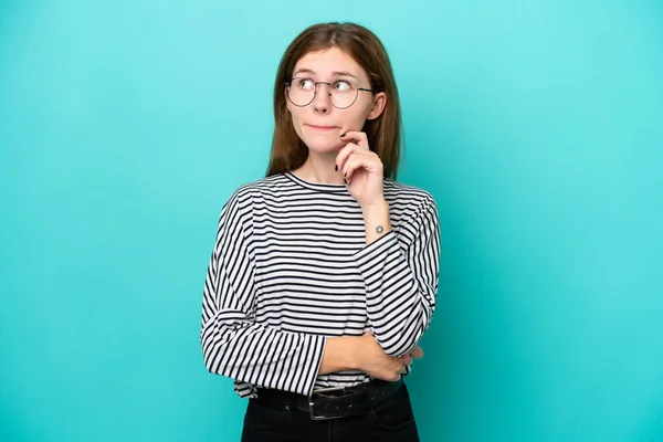 Jonge Engelse Vrouw Geïsoleerd Blauwe Achtergrond Met Twijfels Denken — Stockfoto