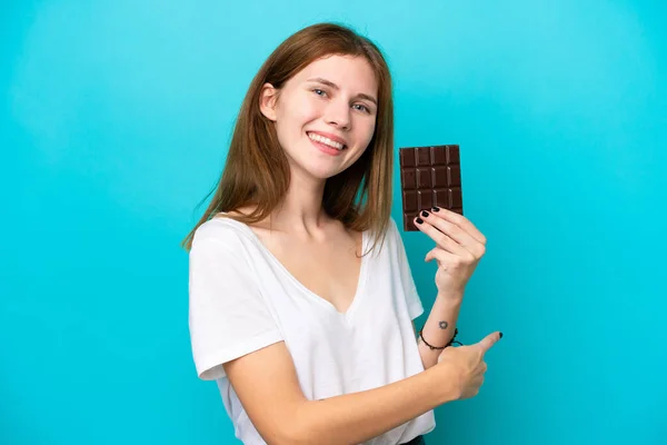 Mladá Anglická Žena Čokoládou Izolované Modrém Pozadí Ukazuje Zpět — Stock fotografie