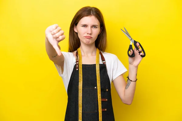 Young Seamstress English Woman Isolated Yellow Background Showing Thumb Negative — 图库照片