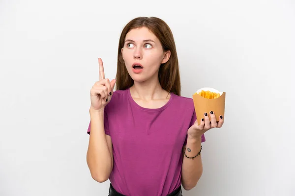 Junge Engländerin Hält Frittierte Chips Isoliert Auf Weißem Hintergrund Und — Stockfoto