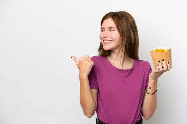 Ung Engelsk Kvinde Holder Stegte Chips Isoleret Hvid Baggrund Peger - Stock-foto