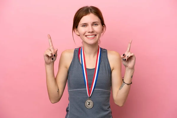 Joven Mujer Inglesa Con Medallas Aisladas Sobre Fondo Rosa Apuntando —  Fotos de Stock