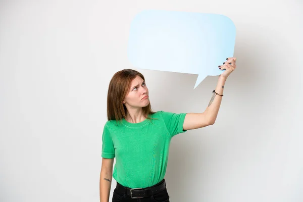 Jovem Inglesa Isolada Fundo Branco Segurando Uma Bolha Fala Vazia — Fotografia de Stock