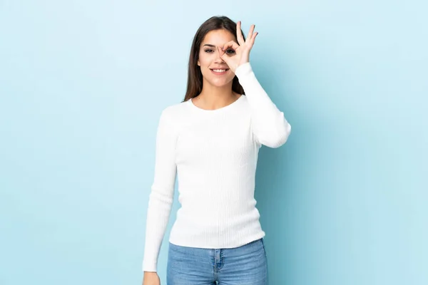 Mujer Joven Caucásica Aislada Sobre Fondo Azul Mostrando Signo Con — Foto de Stock