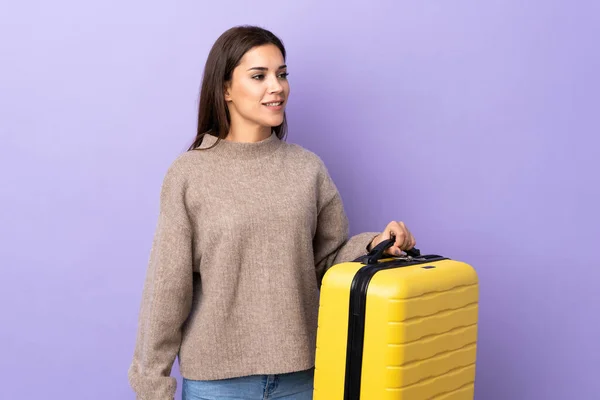 Mulher Caucasiana Jovem Isolado Fundo Roxo Férias Com Mala Viagem — Fotografia de Stock