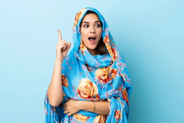 Mujer Joven Marroquí Con Traje Tradicional Aislado Sobre Fondo Azul —  Fotos de Stock
