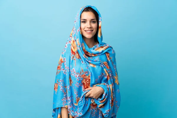 Νεαρή Μαροκινή Γυναίκα Παραδοσιακή Φορεσιά Απομονωμένη Μπλε Φόντο — Φωτογραφία Αρχείου