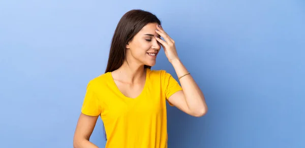 Junge Kaukasierin Über Isolierten Hintergrund Lacht — Stockfoto