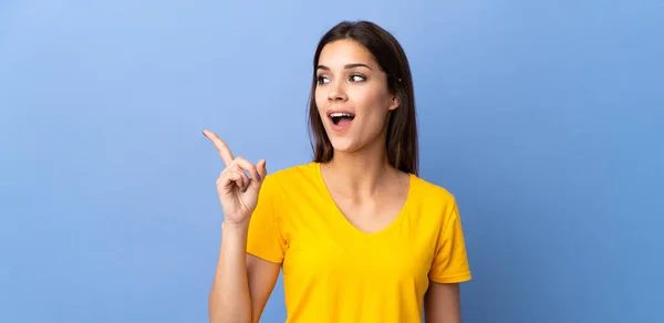 Mujer Caucásica Joven Sobre Fondo Aislado Con Intención Realizar Solución — Foto de Stock