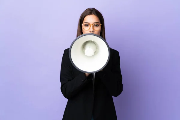 Mulher Negócios Isolado Fundo Roxo Gritando Através Megafone — Fotografia de Stock