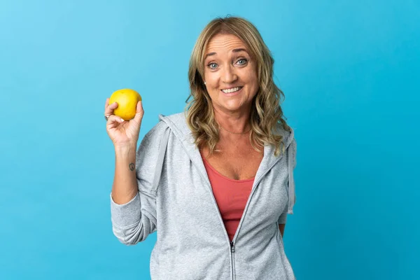 Middle Aged Blonde Woman Isolated Background Apple Happy — Stockfoto