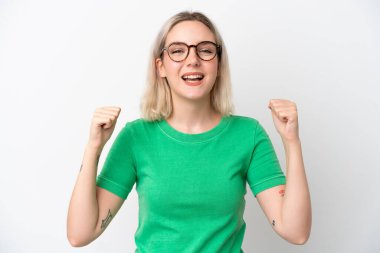 Beyaz arka planda gözlüklü ve zaferi kutlayan beyaz tenli genç bir kadın.