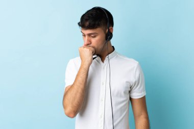 Kolombiyalı tele pazarlamacı, izole bir geçmişi olan, kulaklıkla çalışıyor. Şüpheleri var.