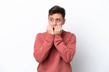 Genç ve yakışıklı Brezilyalı bir adam beyaz arka planda izole edilmiş gergin ve korkmuş bir şekilde elleriyle suni teneffüs yapıyor.