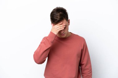 Genç ve yakışıklı Brezilyalı bir adam beyaz arka planda baş ağrısı ile izole edilmiş.