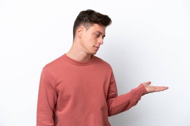 Beyaz arka planda tecrit edilmiş yakışıklı Brezilyalı genç bir adam. Kopyalama alanını şüphe ile tutuyor.