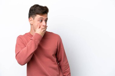 Beyaz arka planda izole edilmiş yakışıklı Brezilyalı bir adam. Yan tarafa bakarken sürpriz jest yapıyor.