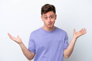 Genç, yakışıklı Brezilyalı bir adam beyaz arka planda izole edilmiş. Şüpheleri var ve ellerini kaldırıyor.