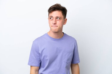 Genç ve yakışıklı Brezilyalı bir adam beyaz arka planda izole edilmiş.