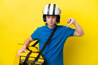 Termal sırt çantalı genç Brezilyalı adam sarı arka planda izole edilmiş.