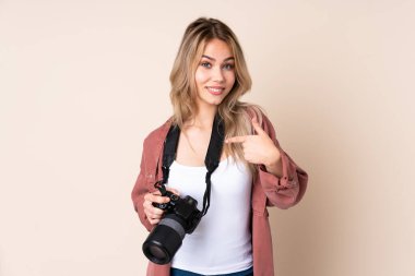 Yüzünde sürpriz ifadeyle izole edilmiş genç fotoğrafçı kız.