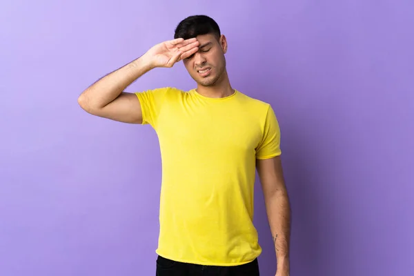 Jovem Colombiano Isolado Fundo Roxo Com Expressão Cansada Doente — Fotografia de Stock