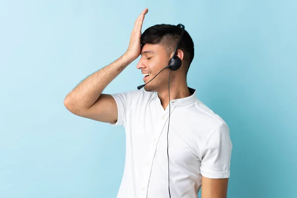 Telemarketer Colombian Man Working Headset Isolated Background Has Realized Something — Stockfoto