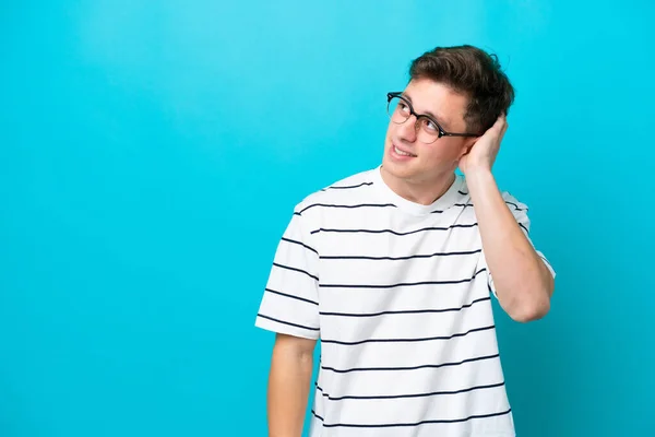 Young Handsome Brazilian Man Isolated Blue Background Thinking Idea — Zdjęcie stockowe