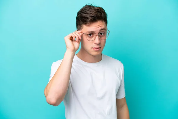 Junger Hübscher Brasilianischer Mann Isoliert Auf Blauem Hintergrund Mit Brille — Stockfoto