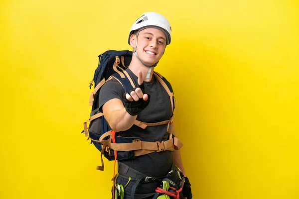 Młody Alpinista Brazylijczyk Człowiek Pokazując Podnosząc Palec — Zdjęcie stockowe