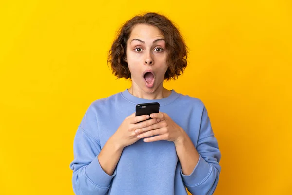 Joven Mujer Inglesa Aislada Sobre Fondo Rosa Mirando Cámara Mientras — Foto de Stock