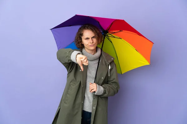 Angol Kezében Esernyő Elszigetelt Lila Háttér Mutatja Hüvelykujját Lefelé Negatív — Stock Fotó
