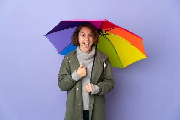 Mujer Inglesa Sosteniendo Paraguas Aislado Sobre Fondo Púrpura Con Expresión — Foto de Stock